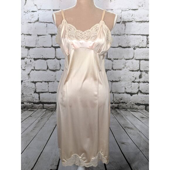 VINTAGE WONDERMAID Shiny Nylon Lace Slip Peach Cream USA Union Glamour Medium - Picture 1 of 8